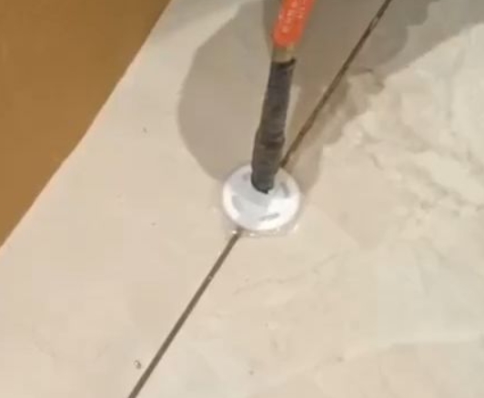 渠县瓷砖空鼓维修公司专业解答瓷砖在铺贴过程中，如果没有涂抹均匀到位的粘结材料（如水泥砂浆或瓷砖胶），可能会导致以下问题